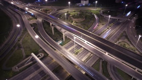 4K : Prise de vue aérienne par Drone hyperlapse d'une route autoroutière en mouvement rapide.