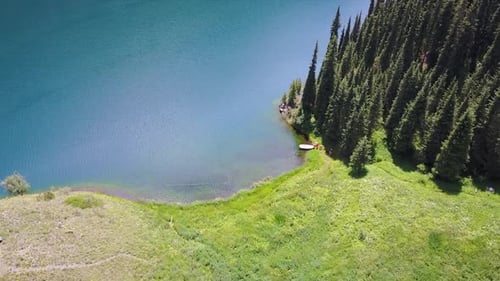 Le lac Kolsay entre collines et montagnes verdoyantes