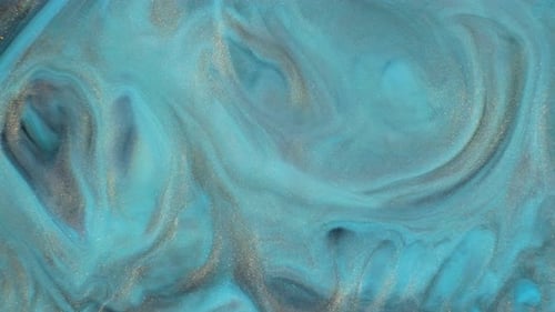 Pintura colorida con partículas de plata que se mueve orgánicamente en el líquido