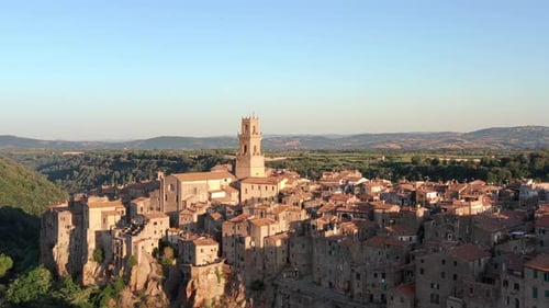 Eine Luftaufnahme der Architektur von Pitigliano, Italien.