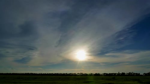 Zeitraffer der Wolken am Himmel und auf der Wiese mit Sonnenaufgang