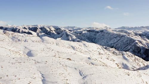 Vídeo de Zumbido del paisaje invernal de montaña