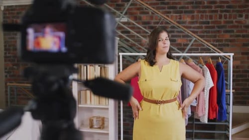 Mujer vloguera caucásica haciendo un Vídeo de moda en casa