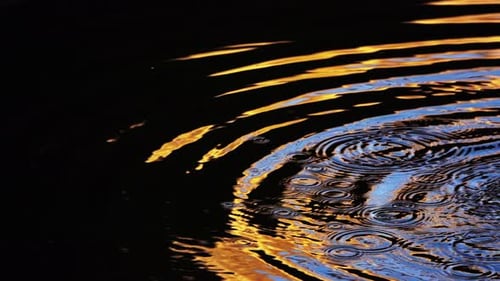 Wassertropfen und Wellen auf dem Seewasser 8