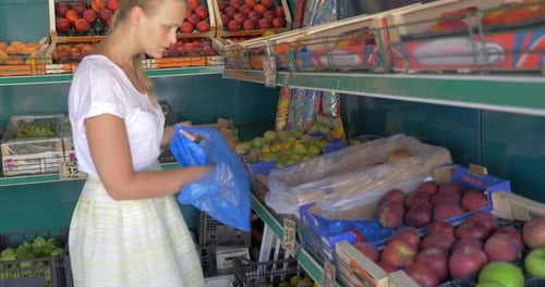 Elegir fruta en el mercado