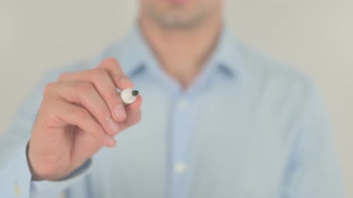 Neu, Mann schreibt auf transparenter Glasscheibe