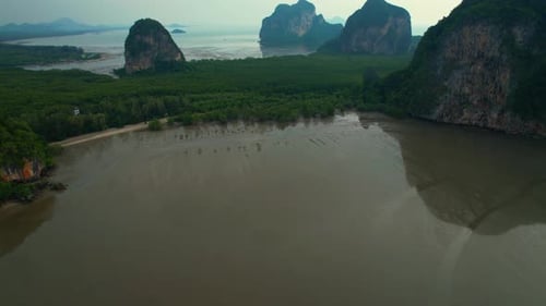 Vista aérea sobre a baía, belas montanhas de calcário na praia