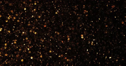 Aufstrich goldener Pailletten, die im Dunkeln funkeln. Neujahrs-Hintergrund