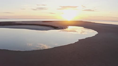 Îles insolites sur un lac brillant et coucher de soleil coloré