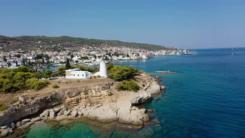 Luftaufnahme des Leuchtturms in der Altstadt von Spetses Griechenland Drohnenvideografie