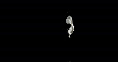 Glas Milch springt und spritzt auf schwarzem Hintergrund, Zeitlupe 4K