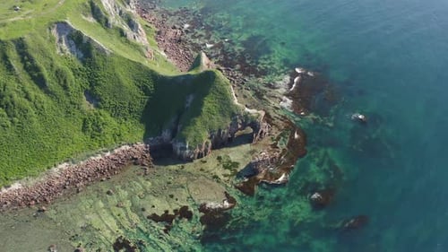 Vista desde un Zumbido de un arco de piedra natural junto al mar