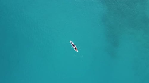 Hombre pescando en barco