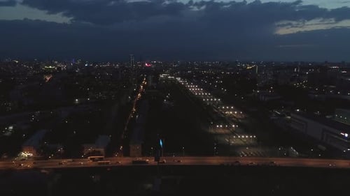 Luftaufnahme des Bahnhofs mit Güterzügen und Autos in einer Nachtstadt 12