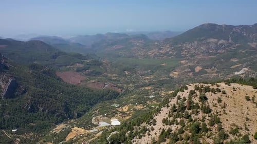Des montagnes arides filmées sur un Drone Turkey Alanya