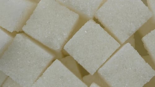 Gros plan sur les morceaux de sucre blanc