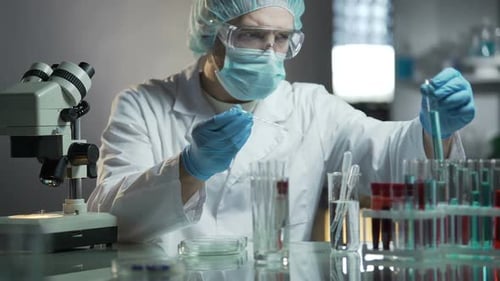Travailleur de laboratoire calculant la formule exacte des produits cosmétiques hypoallergéniques