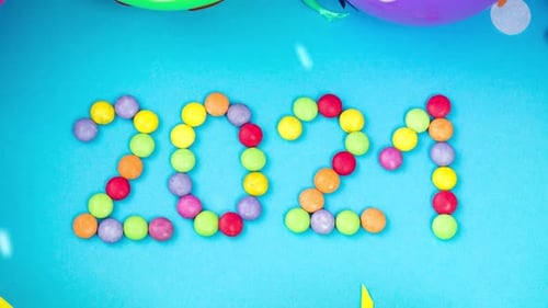 Data da festa de ano novo de 2021 com balões na neve