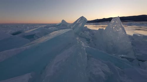 Riesige Eishügel auf gefrorener Oberfläche des Baikalsees
