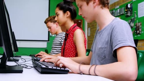 Schüler, die im Klassenzimmer am Computer lernen