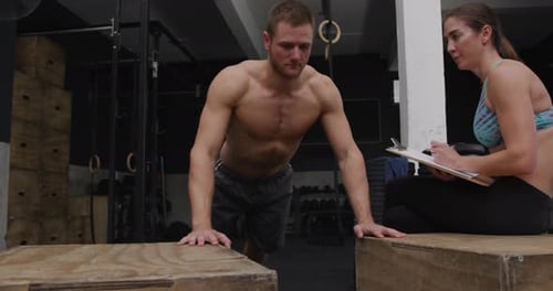 Entrenamiento cruzado en un gimnasio