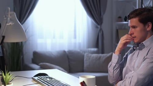 Online-Arbeit Vielbeschäftigter Mann Digitale Technologie Seriös
