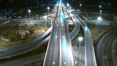 4K : Un Drone Hyperlapse a tiré au-dessus d'une route de jonction à plusieurs niveaux.