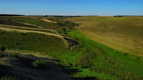 Drohne fliegt über ländliche Landschaft