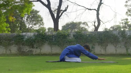 Mann macht Yoga im Park