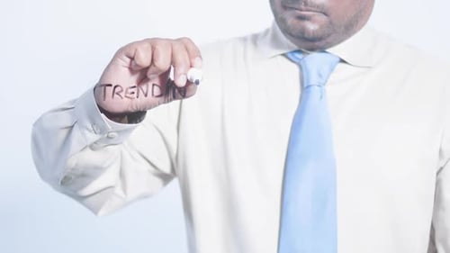 Asiatischer Geschäftsmann schreibt Trending