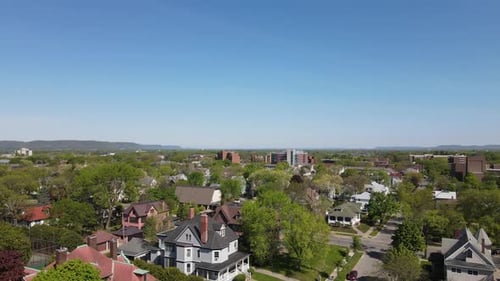 Drohnenblick über die gut etablierte Stadt im Mittleren Westen an einem hellen Sommertag mit klarem Himmel.