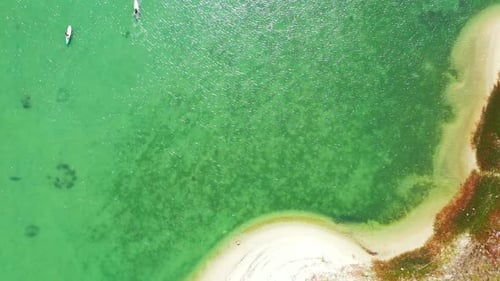 Luftaufnahme Meereslandschaft eines luxuriösen Strandausflugs an der Küste durch blaues Meer und weißen Sandhintergrund eines Dayo