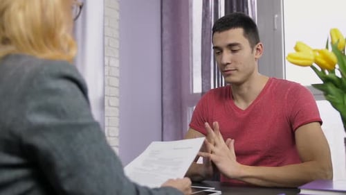 Junger männlicher Kandidat, der sich um eine