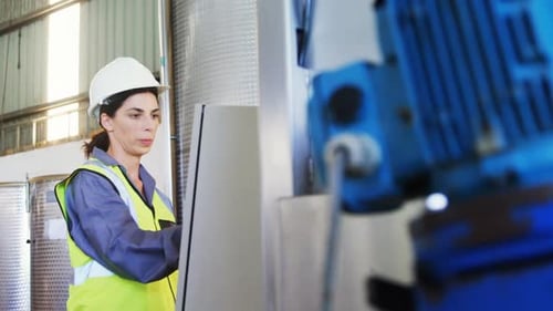 Arbeiter benutzt Maschine