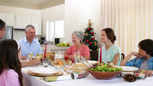 Família extensa jantando juntos de Natal