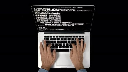 Video einer Person, die Laptop mit Datencode auf dem Bildschirm verwendet