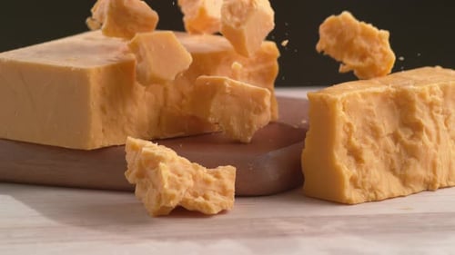 Cheddar-Käse in Superzeitlupe. Aufgenommen mit Phantom Flex 4K Hochgeschwindigkeitsk