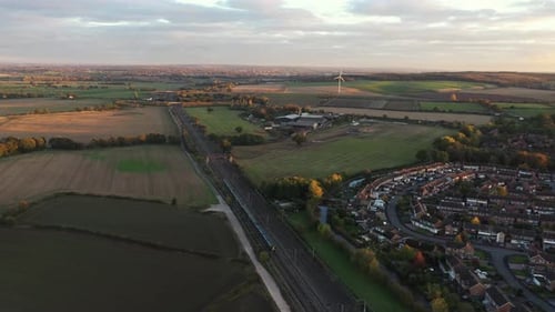 Luftaufnahme der Eisenbahn auf dem Land und vorbeifahrende Züge