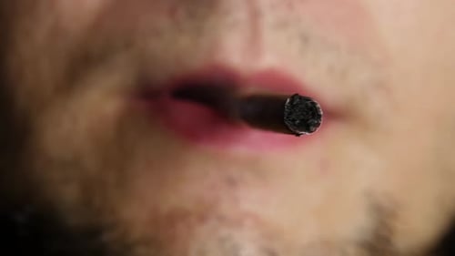 Un homme allume une cigarette. Tabac. Gros plan