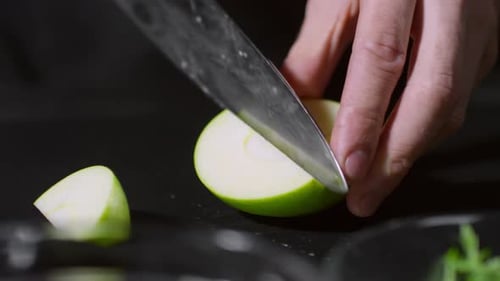 Schneiden von grünem Apfel