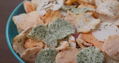 Japanischer Reiscracker auf Teller