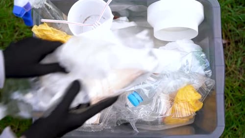 Voluntario limpiando el entorno. Concepto de reciclaje