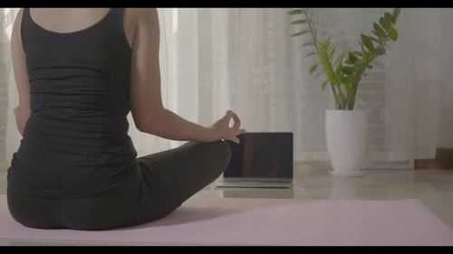 Frau unterrichtet Yoga online Der erste Schritt ist Meditation Zen zum Trainieren