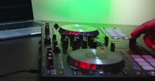 Männliche DJ-Hände Drehregler und Mischen 20B
