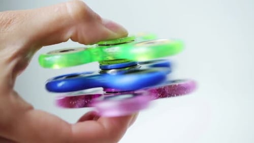 Jouer à la main avec trois Fidget Spinners 2