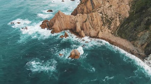 Kliffige Küste mit Gras bedeckt in der Nähe von Azure Ocean Luftaufnahme