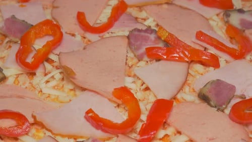 Pizza aus dem Backen zubereitet langsames Schwenken 4K 2160p UHD-Aufnahmen - Italienisches Essen Pizzabasis langsames Schwenken