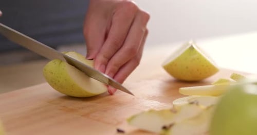 einen Apfel schneiden