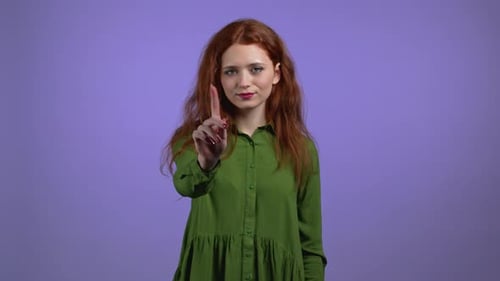 Porträt einer seriösen Frau mit ablehnender Geste durch Stop-Finger-Zeichen