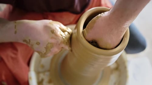 Potter expérimenté crée un magnifique vase en argile à l'aide d'outils professionnels